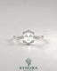 2-karätiger Solitär-Verlobungsring mit birnenförmigem Diamanten in Ost-West-Ausrichtung, Krappenfassung und geschwungener Ringschiene