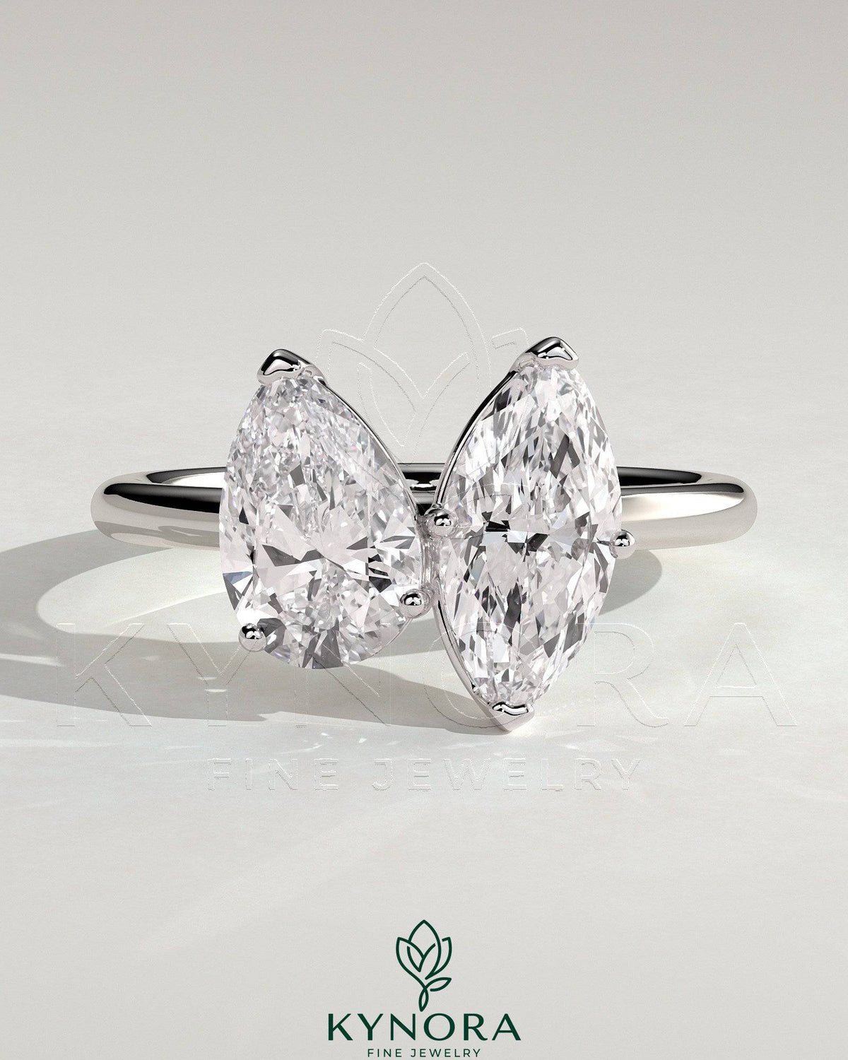 Kynora CJ Toi et Moi engagement ring featuring a 1.8ct pear-shaped and 1.5ct marquise-shaped diamonds in a claw setting. Imagen principal del producto