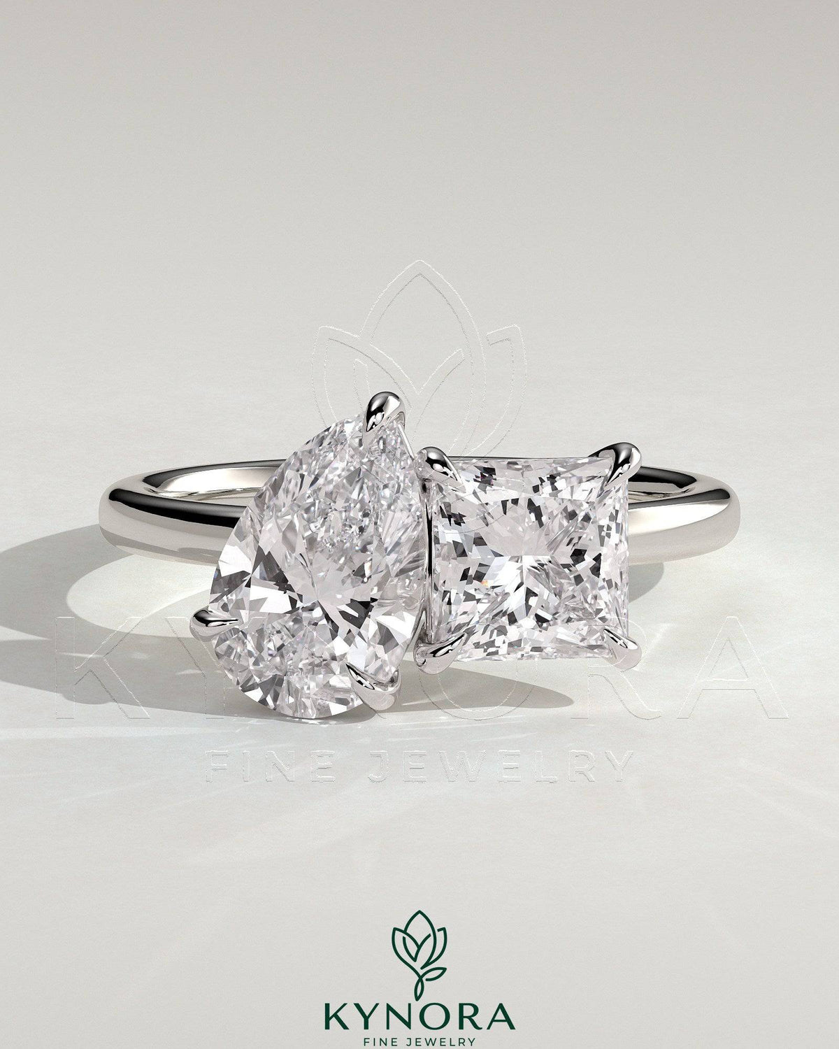 Kynora CJ Toi et Moi engagement ring featuring a 1.65ct pear-shaped and 1.65ct princess-cut diamonds in a claw setting. Imagen principal del producto
