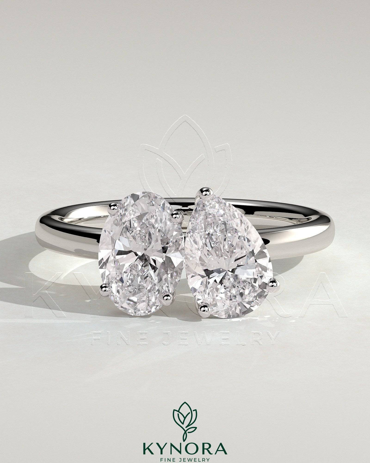 Kynora CJ Toi et Moi engagement ring featuring a 1.5ct pear-shaped and 1.5ct oval diamonds in a claw setting. Imagen principal del producto