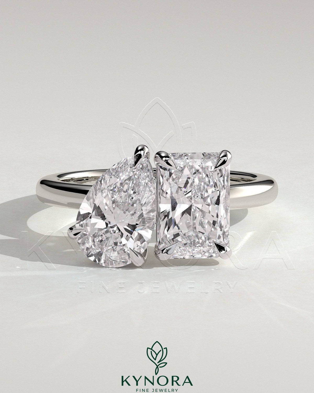 Kynora CJ Toi et Moi engagement ring with 1.5ct pear-shaped diamond and 1.8ct radiant-cut diamond in a claw setting. Imagen principal del producto
