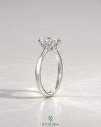 2-karätiger Solitär-Verlobungsring mit birnenförmigem Diamanten in Ost-West-Ausrichtung, Krappenfassung und geschwungener Ringschiene