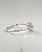2-karätiger Solitär-Verlobungsring mit birnenförmigem Diamanten in Ost-West-Ausrichtung, Krappenfassung und geschwungener Ringschiene