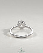 2-karätiger Solitär-Verlobungsring mit birnenförmigem Diamanten in Ost-West-Ausrichtung, Krappenfassung und geschwungener Ringschiene