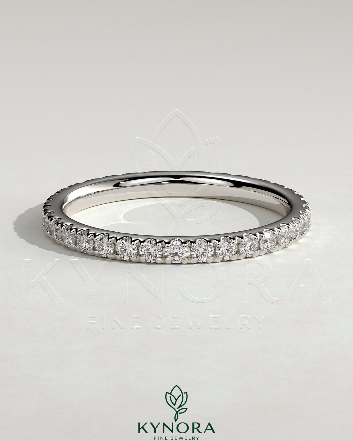Kynora CJ Classic Full Pave Band Wedding Ring with sparkling pave diamonds, showcasing a sleek, elegant gold band design. Imagen principal del producto