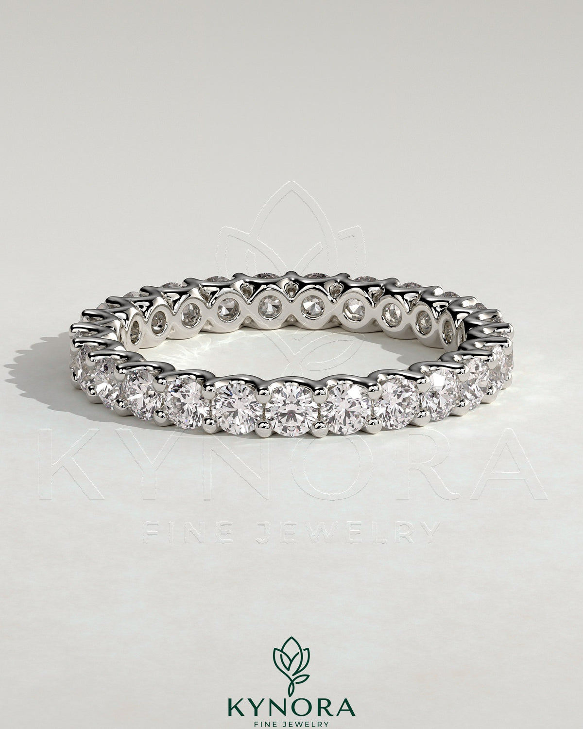 Kynora CJ full round eternity wedding band with scalloped setting, featuring intricate design and sparkling gemstones. Imagen principal del producto