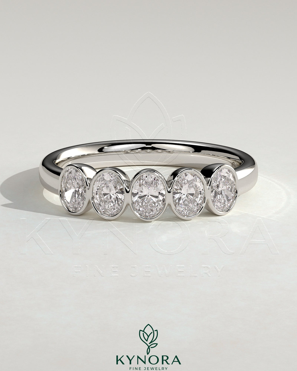 Kynora CJ oval bezel set wedding band in silver with a smooth, polished finish, designed for elegant bridal jewelry. Imagen principal del producto