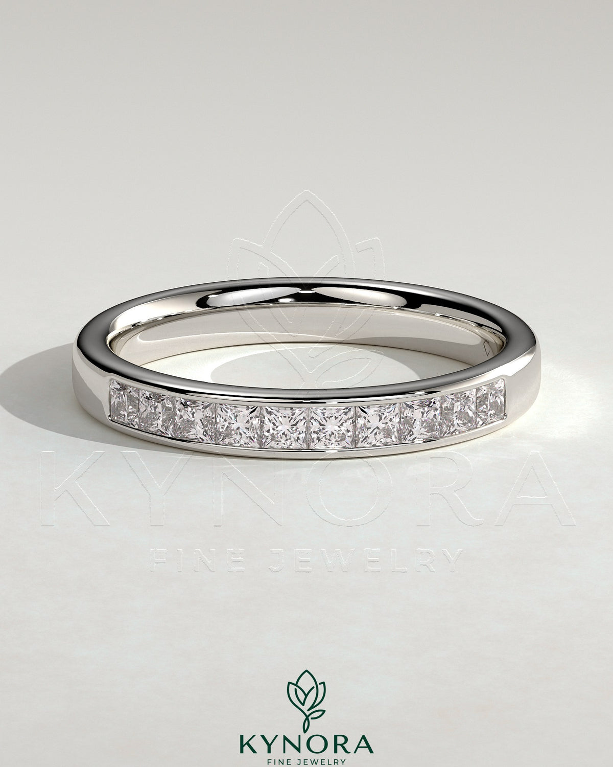 Kynora CJ Princess Princess Channel Set Wedding Ring in sterling silver, featuring a sleek band with embedded princess-cut stones Imagen principal del producto