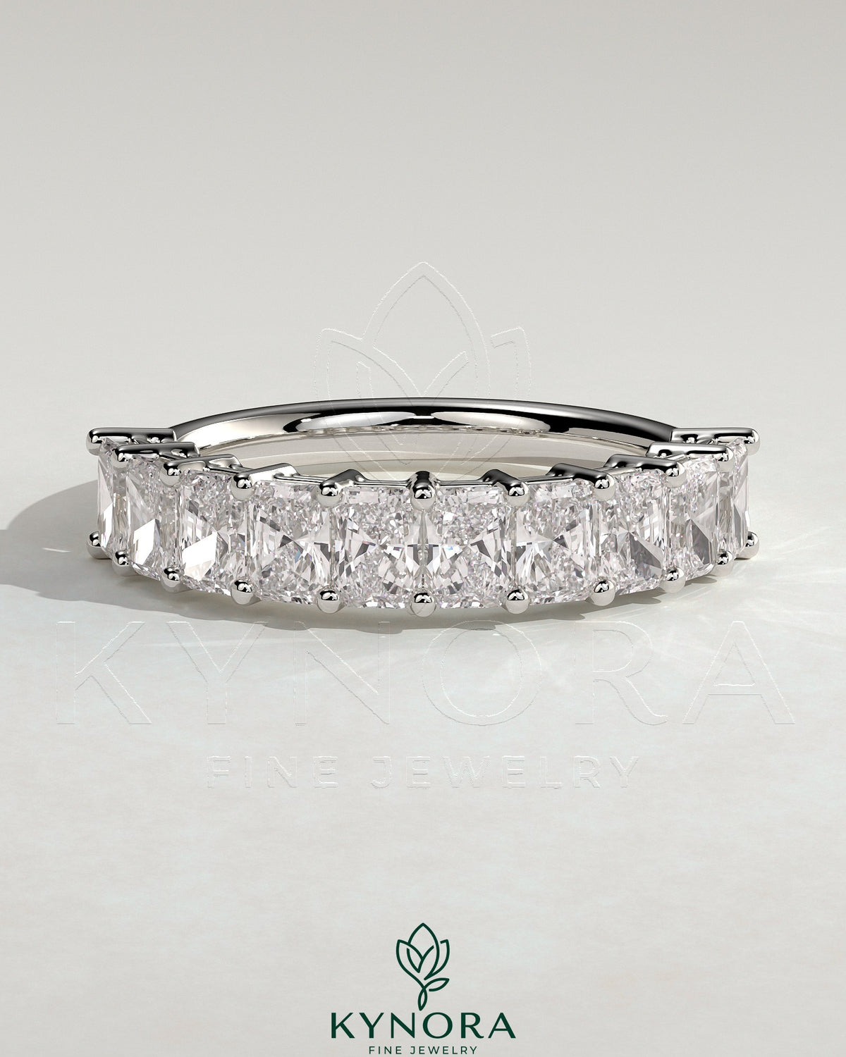 Kynora CJ Radiant Eternity Band Wedding Ring with sparkling gemstones, showcasing a continuous circle of brilliance. Imagen principal del producto