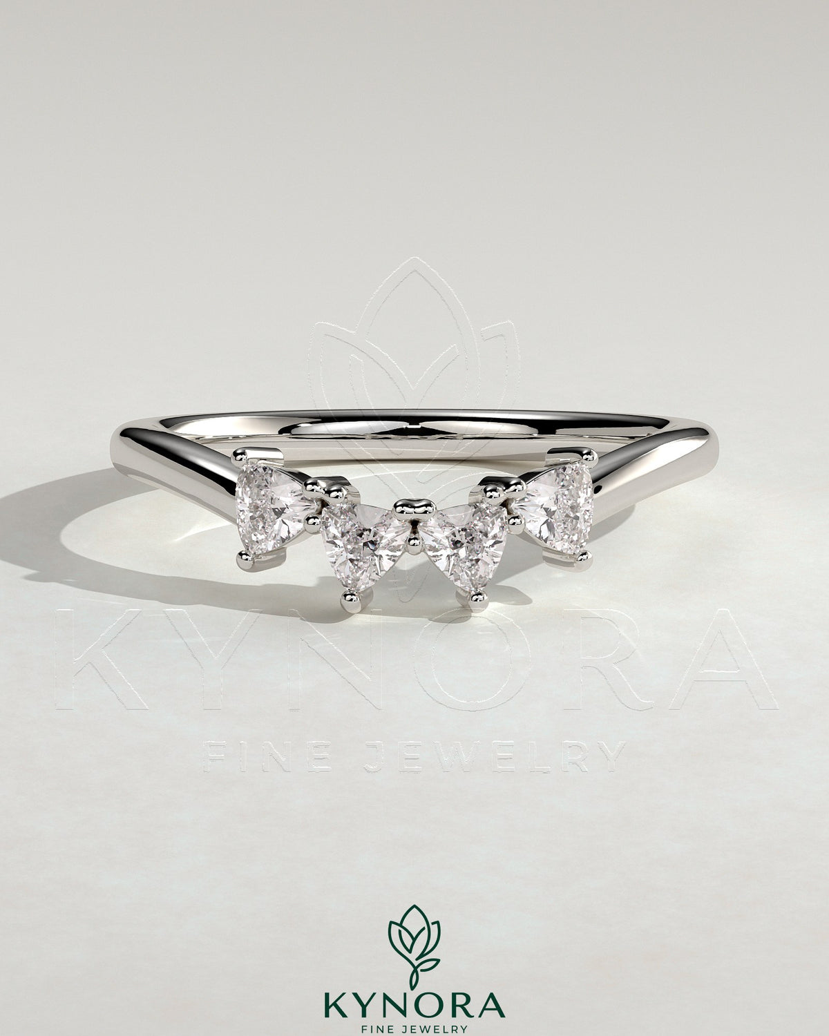 Kynora CJ Trillion Trillion accent stone wedding band with a curved design, featuring sparkling accent stones on a elegant gold band. Imagen principal del producto