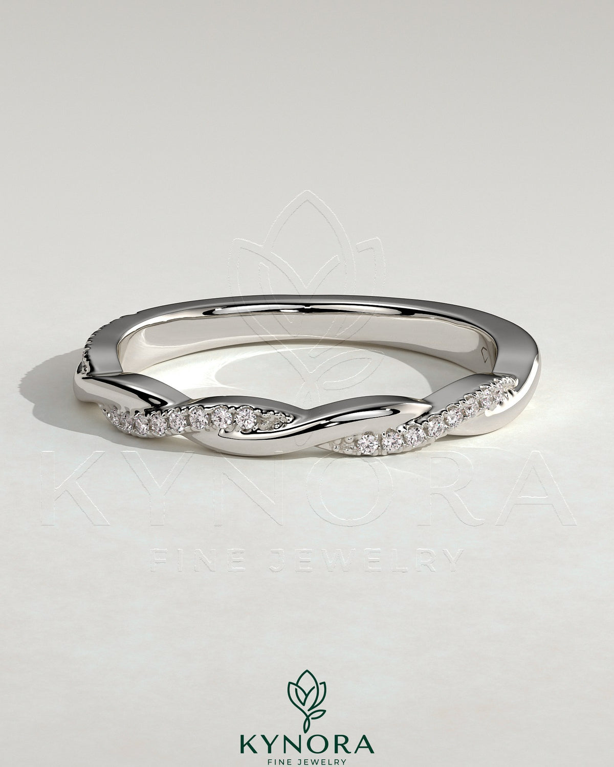 Kynora CJ twisted band wedding ring with pave detailing, elegant two-third design, showcasing intricate craftsmanship and sparkling accents. Immagine principale del prodotto