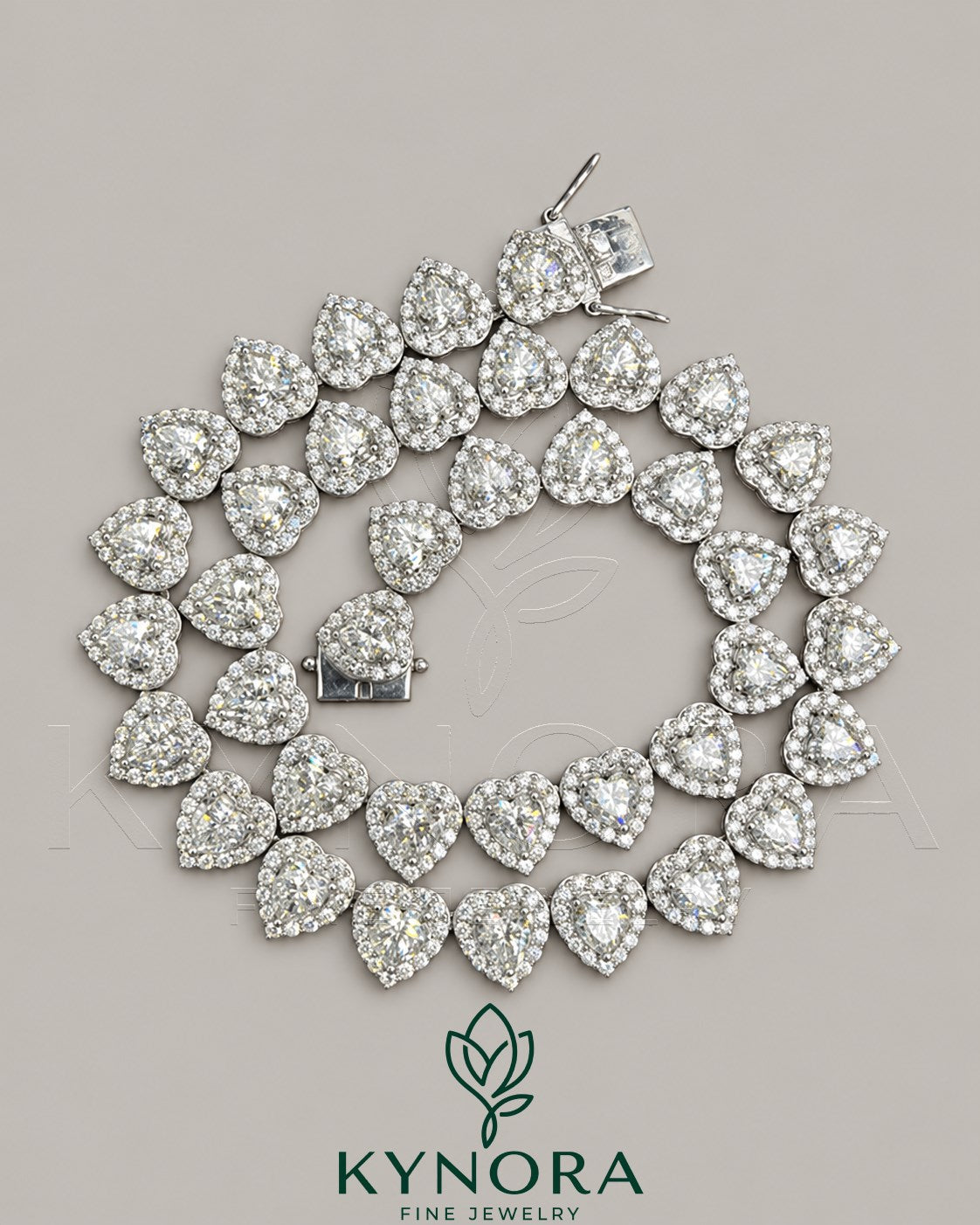 Heart-shaped 10mm moissanite diamond hip hop chain in 925 silver featuring tennis link design from Kynora Jewels. Imagen principal del producto