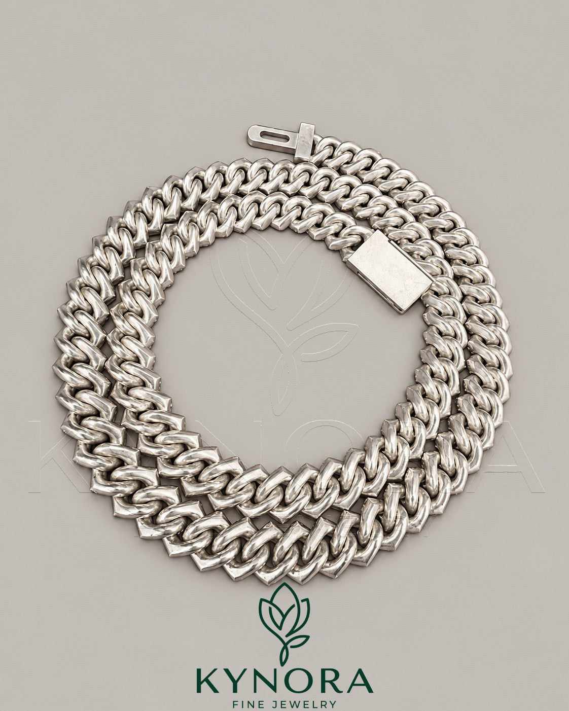 Sterling silver 10mm VVS moissanite Cuban link chain by Kynora Jewels, showcasing its shiny, chunky hip-hop chain style. Hauptbild