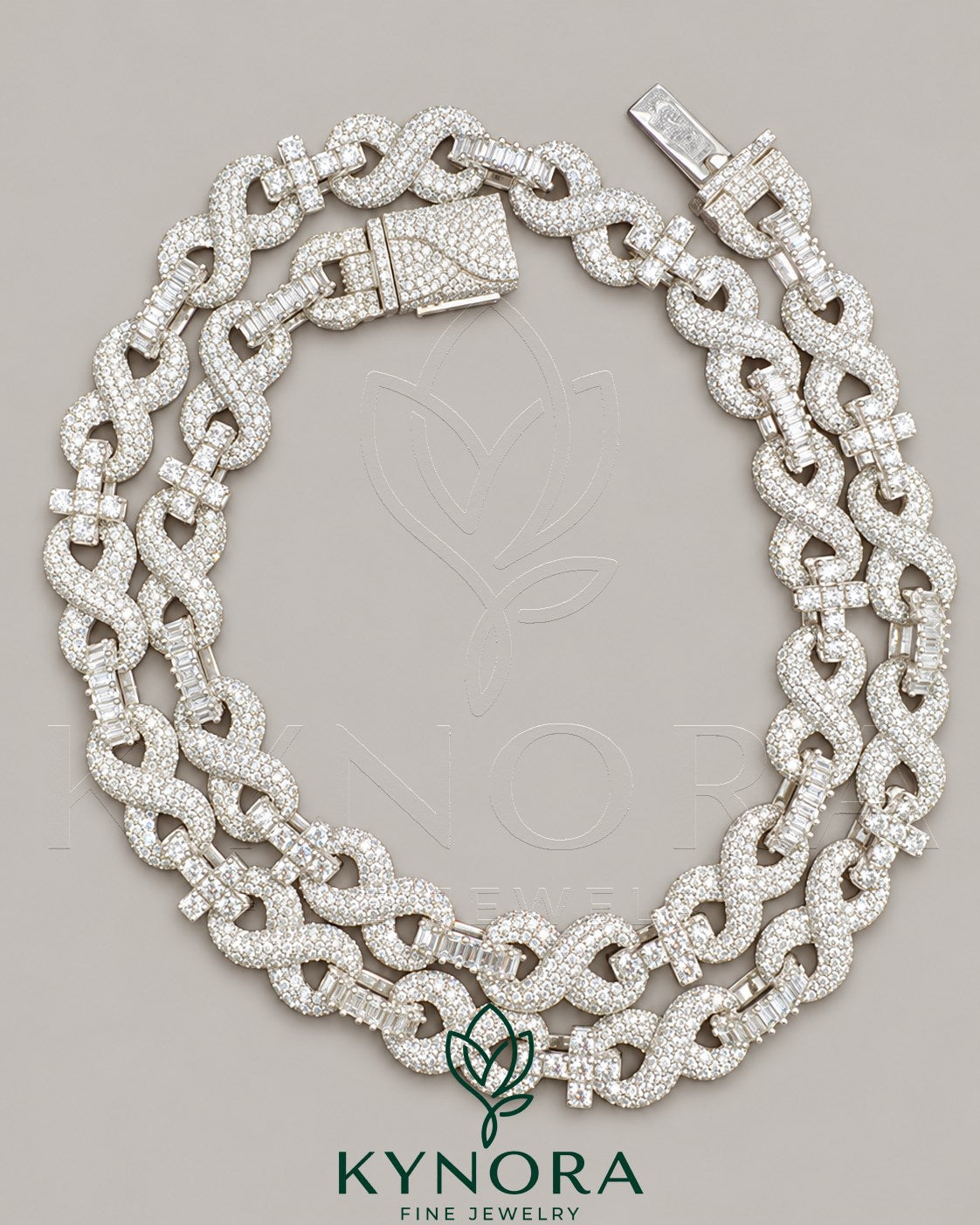 VVS Moissanite diamond infinity and cross pendant on 10mm silver Cuban chain by Kynora Jewels, showcasing intricate design and sparkling stones. Imagen principal del producto