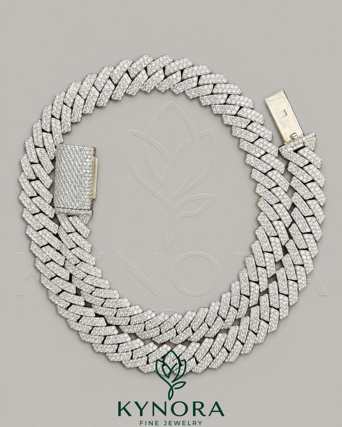 12mm VVS1 moissanite diamond Miami sterling silver Cuban link chain by Kynora Jewels, showcasing its shiny, chunky hiphop jewelry design. Imagen principal del producto