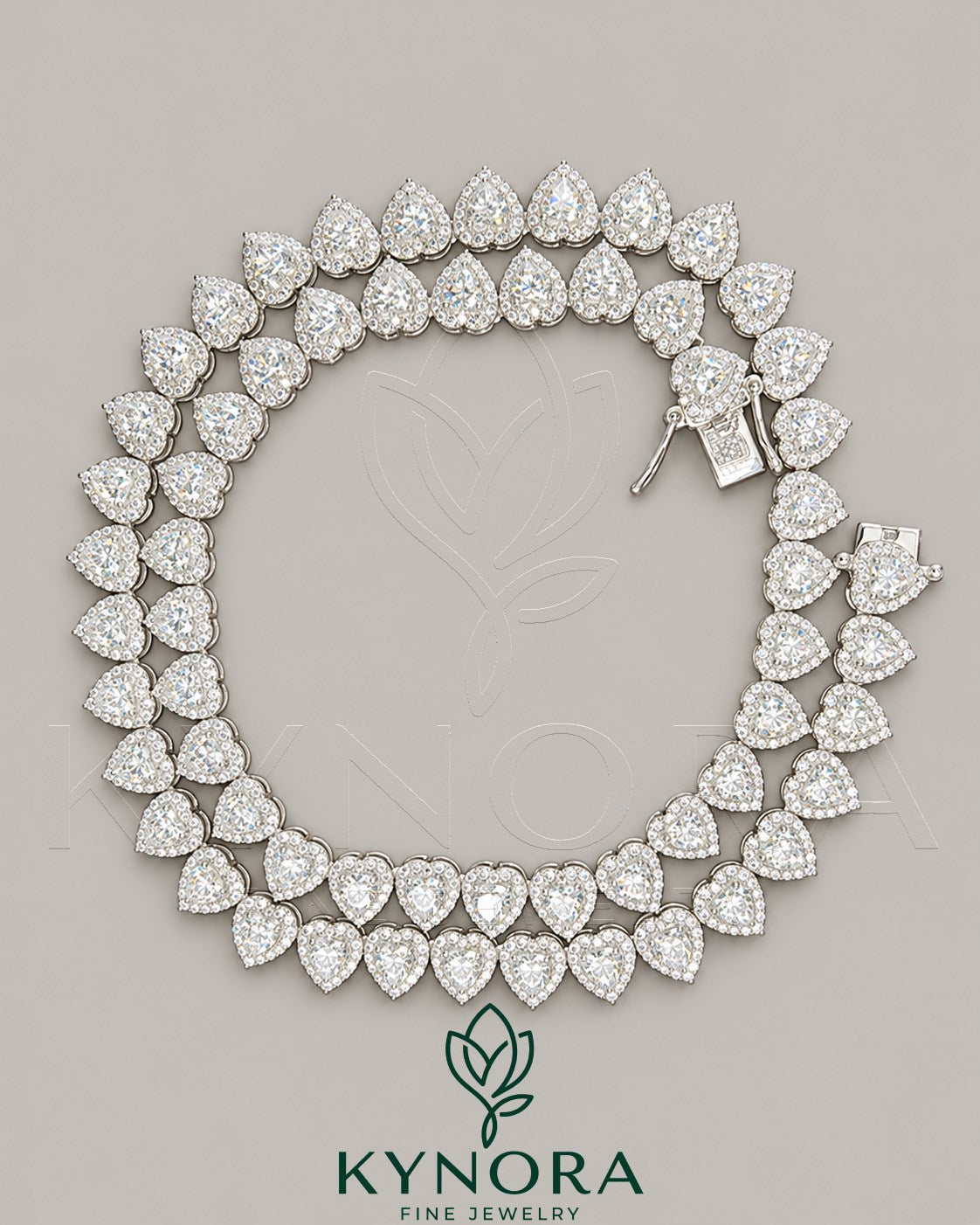 Sterling silver heart-shaped moissanite diamond halo tennis chain with 7mm VVS1 stones, crafted by Kynora Jewels. Imagen principal del producto