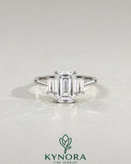 2-karätiger Solitär-Verlobungsring mit birnenförmigem Diamanten in Ost-West-Ausrichtung, Krappenfassung und geschwungener Ringschiene