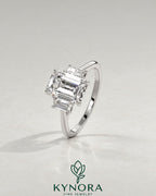 2-karätiger Solitär-Verlobungsring mit birnenförmigem Diamanten in Ost-West-Ausrichtung, Krappenfassung und geschwungener Ringschiene