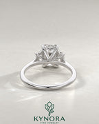 2-karätiger Solitär-Verlobungsring mit birnenförmigem Diamanten in Ost-West-Ausrichtung, Krappenfassung und geschwungener Ringschiene