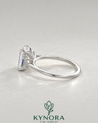 2-karätiger Solitär-Verlobungsring mit birnenförmigem Diamanten in Ost-West-Ausrichtung, Krappenfassung und geschwungener Ringschiene
