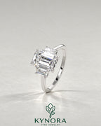 2-karätiger Solitär-Verlobungsring mit birnenförmigem Diamanten in Ost-West-Ausrichtung, Krappenfassung und geschwungener Ringschiene