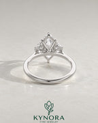 2-karätiger Solitär-Verlobungsring mit birnenförmigem Diamanten in Ost-West-Ausrichtung, Krappenfassung und geschwungener Ringschiene