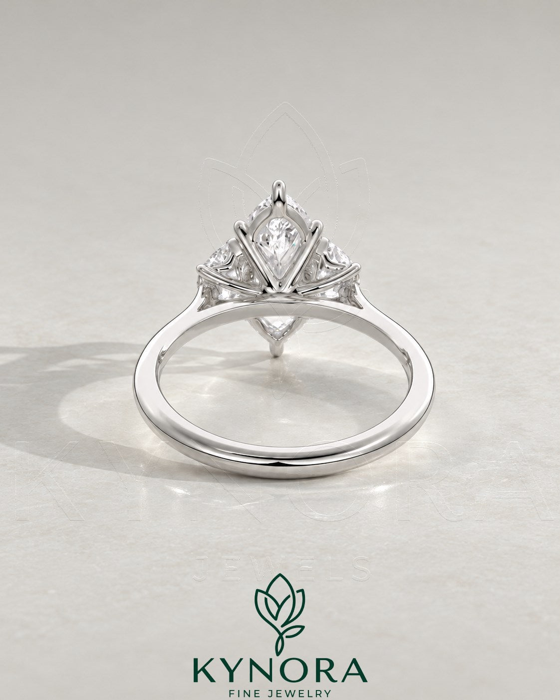 2-karätiger Solitär-Verlobungsring mit birnenförmigem Diamanten in Ost-West-Ausrichtung, Krappenfassung und geschwungener Ringschiene