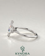 2-karätiger Solitär-Verlobungsring mit birnenförmigem Diamanten in Ost-West-Ausrichtung, Krappenfassung und geschwungener Ringschiene