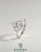 2-karätiger Solitär-Verlobungsring mit birnenförmigem Diamanten in Ost-West-Ausrichtung, Krappenfassung und geschwungener Ringschiene