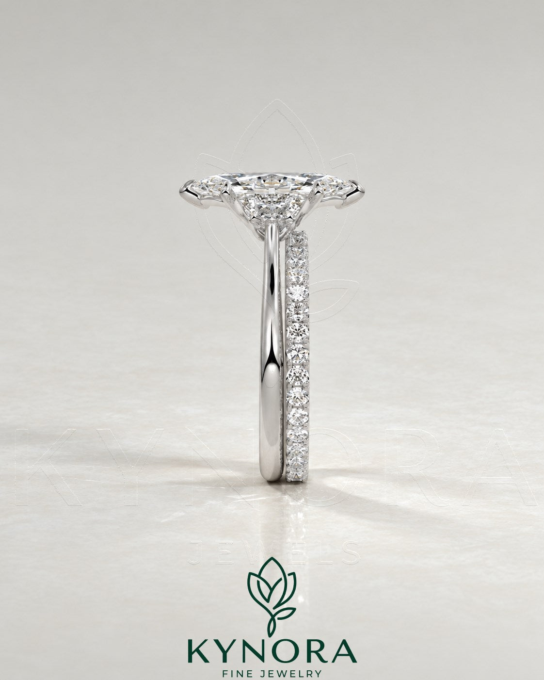 2-karätiger Solitär-Verlobungsring mit birnenförmigem Diamanten in Ost-West-Ausrichtung, Krappenfassung und geschwungener Ringschiene