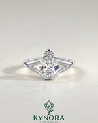 2-karätiger Solitär-Verlobungsring mit birnenförmigem Diamanten in Ost-West-Ausrichtung, Krappenfassung und geschwungener Ringschiene
