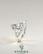 2-karätiger Solitär-Verlobungsring mit birnenförmigem Diamanten in Ost-West-Ausrichtung, Krappenfassung und geschwungener Ringschiene
