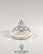 2-karätiger Solitär-Verlobungsring mit birnenförmigem Diamanten in Ost-West-Ausrichtung, Krappenfassung und geschwungener Ringschiene