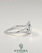 2-karätiger Solitär-Verlobungsring mit birnenförmigem Diamanten in Ost-West-Ausrichtung, Krappenfassung und geschwungener Ringschiene