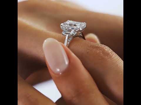 2-karätiger Solitär-Verlobungsring mit birnenförmigem Diamanten in Ost-West-Ausrichtung, Krappenfassung und geschwungener Ringschiene